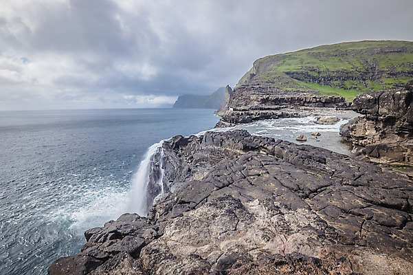 포토 JPG 주간 구름 해외풍경 바다 자연 풍경 사람없음 야외 폭포 돌_바위 페로제도 보가르섬 국내포토 자연요소 해외 섬 덴마크 생태계 파일형식