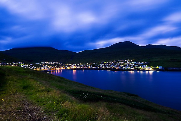 포토 JPG 구름 해외풍경 호수 자연 풍경 사람없음 야외 빛 마을 야간 저녁 흐림 페로제도 보가르섬 국내포토 자연요소 해외 섬 날씨 덴마크 밤 생태계 파일형식
