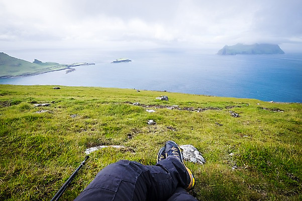 포토 JPG 주간 해외풍경 바다 자연 한명 앉기 풍경 초원 야외 신체부위 안개 다리꼬기 다리 페로제도 보가르섬 국내포토 자연요소 1 해외 섬 모션 날씨 덴마크 사람 생태계 파일형식
