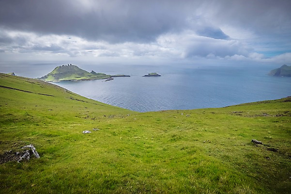 포토 JPG 주간 구름 해외풍경 바다 자연 풍경 초원 사람없음 야외 흐림 페로제도 보가르섬 국내포토 자연요소 해외 섬 날씨 덴마크 생태계 파일형식