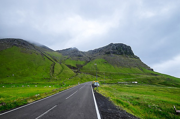 포토 JPG 주간 해외풍경 자연 풍경 사람없음 야외 아스팔트 흐림 포장도로 페로제도 보가르섬 국내포토 자연요소 해외 도로 섬 날씨 덴마크 생태계 파일형식