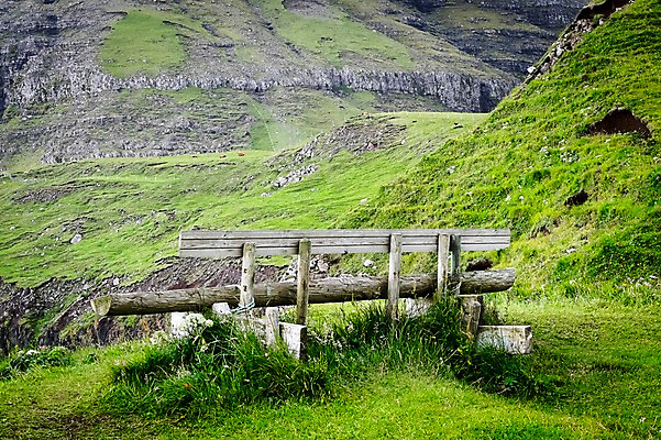 포토 JPG 주간 해외풍경 벤치 자연 풍경 초원 사람없음 야외 언덕 통나무의자 페로제도 보가르섬 국내포토 자연요소 해외 섬 의자 덴마크 생태계 파일형식