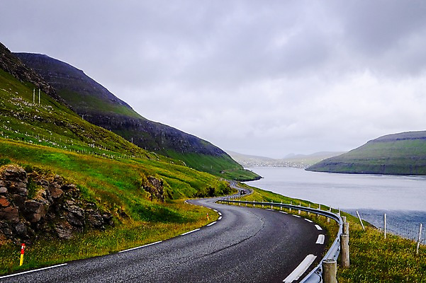 포토 JPG 주간 해외풍경 자연 풍경 사람없음 야외 커브길 언덕 해안도로 흐림 포장도로 페로제도 스트레이모이섬 국내포토 자연요소 해외 도로 섬 날씨 덴마크 생태계 파일형식