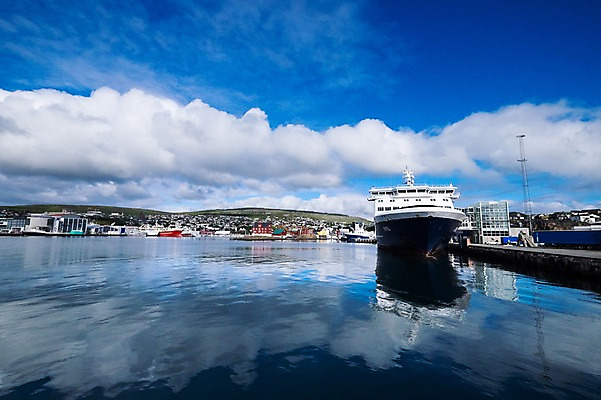 포토 JPG 주간 구름 해외풍경 바다 자연 하늘 풍경 사람없음 야외 반사 항구 맑음 페로제도 선박 스트레이모이섬 국내포토 자연요소 해외 섬 수상교통 교통시설 날씨 덴마크 생태계 파일형식