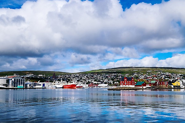포토 JPG 주간 해외풍경 바다 자연 풍경 사람없음 야외 반사 마을 맑음 뭉게구름 페로제도 스트레이모이섬 국내포토 자연요소 해외 섬 날씨 덴마크 생태계 파일형식 구름_자연