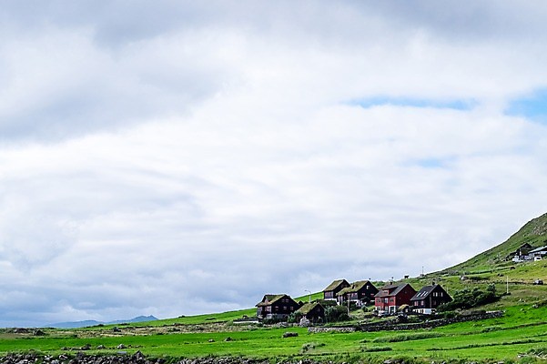 포토 JPG 주간 구름 해외풍경 자연 하늘 주택 풍경 초원 사람없음 야외 언덕 페로제도 스트레이모이섬 국내포토 자연요소 해외 섬 덴마크 건물 생태계 파일형식