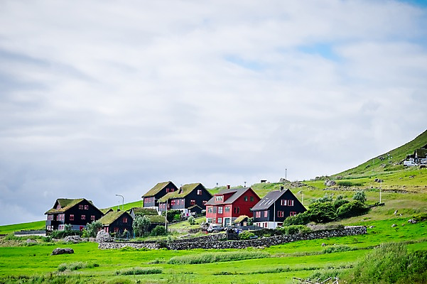 포토 JPG 주간 구름 해외풍경 자연 하늘 주택 풍경 사람없음 야외 마을 언덕 페로제도 스트레이모이섬 국내포토 자연요소 해외 섬 덴마크 건물 생태계 파일형식