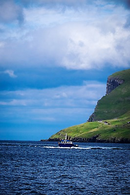포토 JPG 주간 구름 해외풍경 바다 자연 풍경 사람없음 야외 페로제도 선박 보가르섬 국내포토 자연요소 해외 섬 수상교통 덴마크 생태계 파일형식