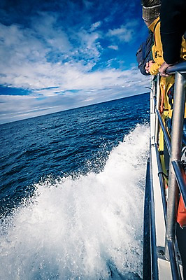 포토 JPG 주간 해외풍경 바다 자연 풍경 사람없음 야외 속도 페로제도 선박 보가르섬 국내포토 자연요소 해외 섬 수상교통 덴마크 생태계 파일형식