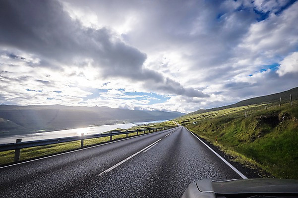 포토 JPG 주간 구름 해외풍경 자연 하늘 풍경 사람없음 야외 햇빛 차도 아스팔트 포장도로 페로제도 이스터로이섬 국내포토 자연요소 해외 도로 섬 덴마크 태양 생태계 파일형식