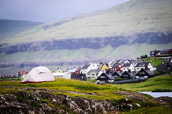 포토 JPG 주간 해외풍경 자연 주택 텐트 풍경 사람없음 야외 마을 언덕 흐림 페로제도 이스터로이섬 국내포토 자연요소 해외 섬 날씨 덴마크 캠핑도구 건물 생태계 파일형식