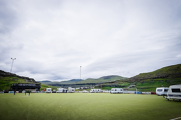 포토 JPG 주간 해외풍경 자연 하늘 풍경 초원 야외 세명 캠핑장 캠핑카 흐림 페로제도 이스터로이섬 국내포토 자연요소 해외 섬 자동차 날씨 덴마크 사람 캠핑 생태계 파일형식