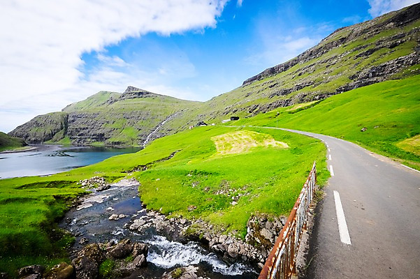 포토 JPG 주간 해외풍경 자연 하늘 풍경 초원 사람없음 야외 맑음 해안도로 포장도로 페로제도 스트레이모이섬 국내포토 자연요소 해외 도로 섬 날씨 덴마크 생태계 파일형식