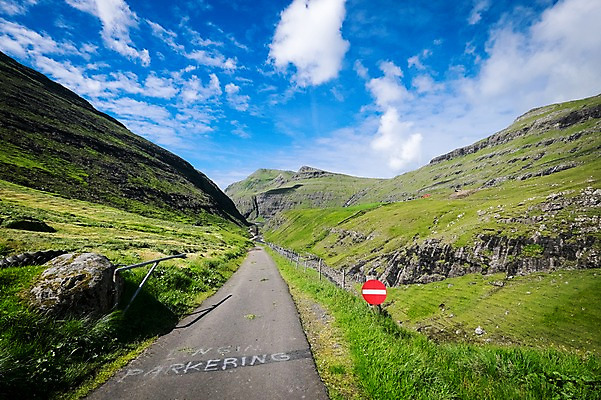 포토 JPG 주간 해외풍경 자연 하늘 풍경 사람없음 야외 맑음 아스팔트 도로표지판 포장도로 페로제도 스트레이모이섬 국내포토 자연요소 해외 도로 섬 날씨 덴마크 표지판 생태계 파일형식