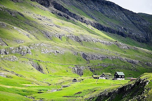 포토 JPG 주간 해외풍경 자연 주택 풍경 사람없음 야외 언덕 페로제도 스트레이모이섬 국내포토 자연요소 해외 섬 덴마크 건물 생태계 파일형식