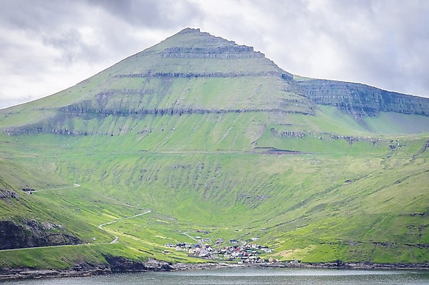 포토 JPG 주간 해외풍경 자연 산 풍경 사람없음 야외 마을 흐림 페로제도 스트레이모이섬 국내포토 자연요소 해외 섬 날씨 덴마크 생태계 파일형식
