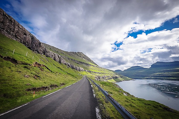 포토 JPG 주간 구름 해외풍경 자연 하늘 풍경 사람없음 야외 차도 아스팔트 포장도로 페로제도 스트레이모이섬 국내포토 자연요소 해외 도로 섬 덴마크 생태계 파일형식