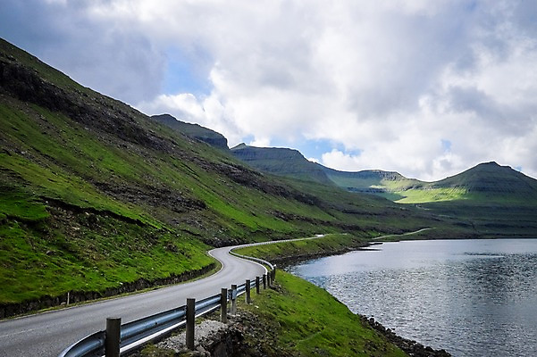 포토 JPG 주간 해외풍경 자연 하늘 풍경 사람없음 야외 차도 커브길 아스팔트 해안도로 흐림 포장도로 페로제도 스트레이모이섬 국내포토 자연요소 해외 도로 섬 날씨 덴마크 생태계 파일형식