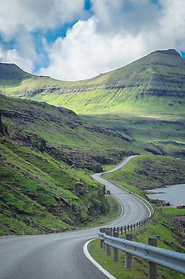 포토 JPG 주간 해외풍경 자연 산 풍경 사람없음 야외 차도 커브길 흐림 포장도로 페로제도 스트레이모이섬 국내포토 자연요소 해외 도로 섬 날씨 덴마크 생태계 파일형식