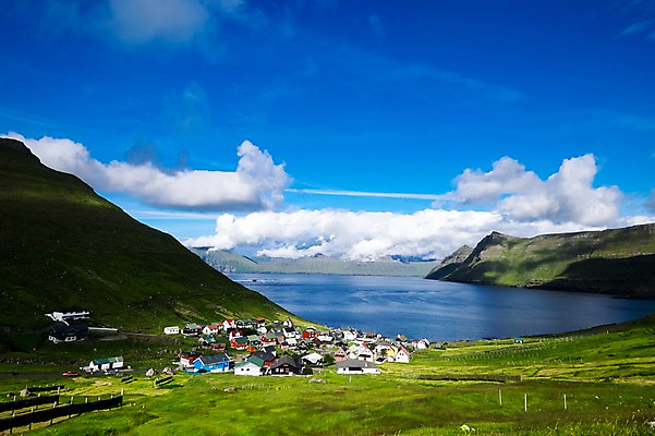 포토 JPG 주간 구름 해외풍경 자연 하늘 풍경 초원 사람없음 야외 마을 맑음 물가 페로제도 이스터로이섬 국내포토 자연요소 해외 섬 날씨 덴마크 생태계 파일형식