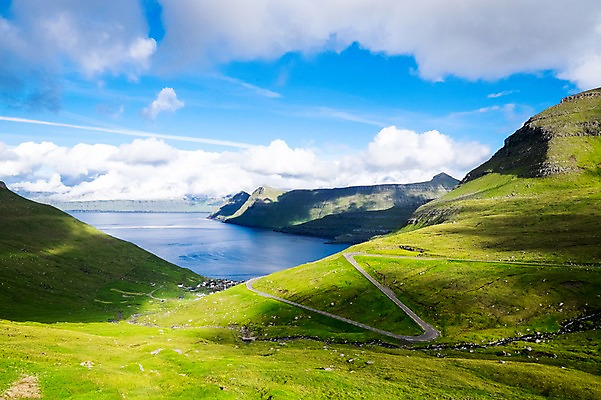 포토 JPG 주간 구름 해외풍경 하늘색 자연 하늘 풍경 초원 사람없음 야외 맑음 물가 언덕 페로제도 이스터로이섬 국내포토 자연요소 해외 섬 날씨 덴마크 파란색 생태계 파일형식
