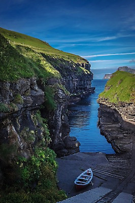 포토 JPG 주간 해외풍경 바다 자연 하늘 풍경 사람없음 야외 한개 절벽 물가 보트 강가 페로제도 이스터로이섬 국내포토 자연요소 1 해외 섬 배_교통 덴마크 강 생태계 파일형식