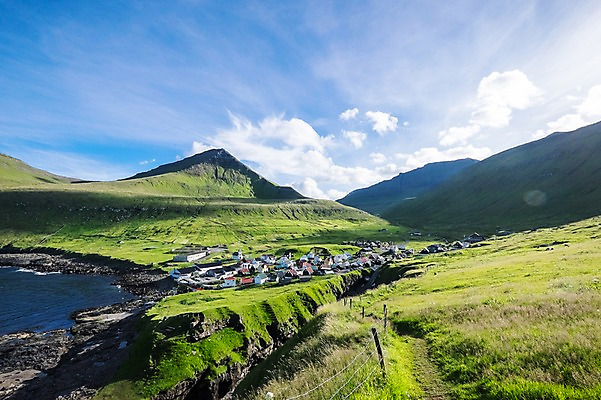 포토 JPG 주간 해외풍경 자연 하늘 산 풍경 사람없음 야외 햇빛 마을 맑음 물가 페로제도 이스터로이섬 국내포토 자연요소 해외 섬 날씨 덴마크 태양 생태계 파일형식