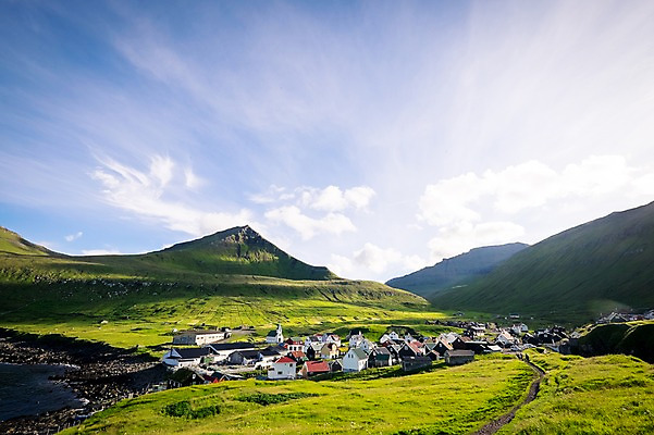 포토 JPG 주간 해외풍경 자연 산 풍경 사람없음 야외 햇빛 마을 물가 페로제도 이스터로이섬 국내포토 자연요소 해외 섬 덴마크 태양 생태계 파일형식