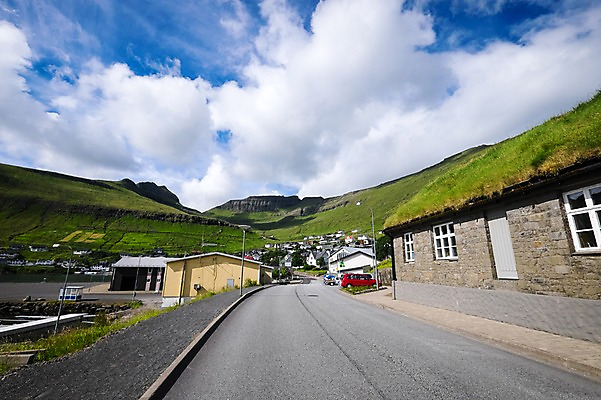 포토 JPG 주간 구름 해외풍경 자연 하늘 주택 풍경 사람없음 야외 마을 맑음 아스팔트 주택가 포장도로 페로제도 이스터로이섬 국내포토 자연요소 해외 도로 섬 날씨 덴마크 건물 생태계 파일형식