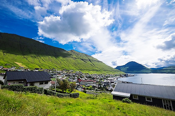 포토 JPG 주간 구름 해외풍경 자연 하늘 산 주택 풍경 사람없음 야외 마을 맑음 주택가 페로제도 이스터로이섬 국내포토 자연요소 해외 섬 날씨 덴마크 건물 생태계 파일형식