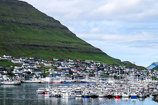 포토 JPG 주간 해외풍경 자연 산 풍경 사람없음 야외 항구 페로제도 선박 보르도이섬 국내포토 자연요소 해외 섬 수상교통 교통시설 덴마크 생태계 파일형식