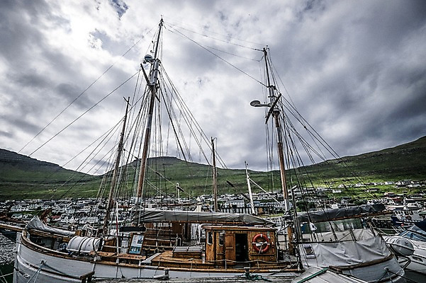포토 JPG 주간 구름 해외풍경 자연 하늘 산 풍경 사람없음 야외 항구 흐림 페로제도 선박 보르도이섬 이스터로이섬 국내포토 자연요소 해외 섬 수상교통 교통시설 날씨 덴마크 생태계 파일형식
