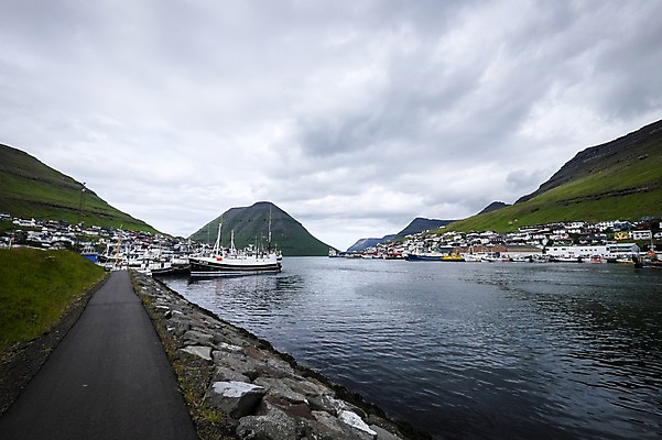 포토 JPG 주간 구름 해외풍경 자연 하늘 풍경 사람없음 야외 항구 아스팔트 해안도로 흐림 포장도로 페로제도 보르도이섬 국내포토 자연요소 해외 도로 섬 교통시설 날씨 덴마크 생태계 파일형식