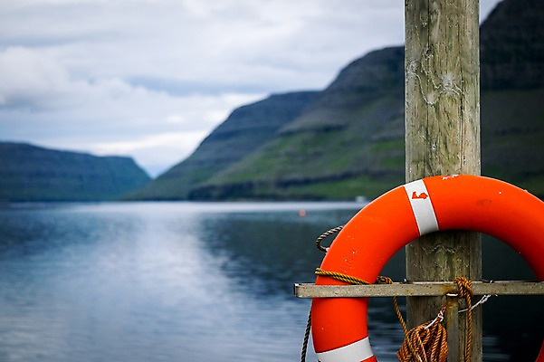 포토 JPG 주간 해외풍경 바다 자연 하늘 산 안전 풍경 사람없음 야외 한개 나무기둥 흐림 구명보트 페로제도 보르도이섬 국내포토 자연요소 1 해외 섬 날씨 덴마크 안전장비 생태계 파일형식