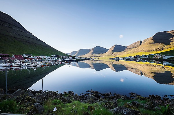 포토 JPG 주간 해외풍경 자연 산 주택 풍경 사람없음 야외 물 반사 마을 맑음 페로제도 보르도이섬 국내포토 자연요소 해외 섬 날씨 덴마크 건물 생태계 파일형식