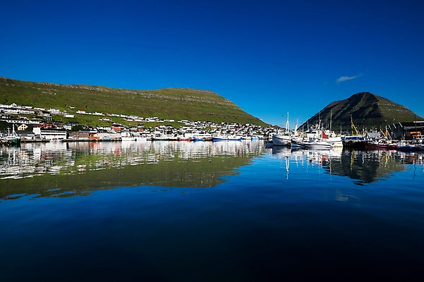 포토 JPG 주간 해외풍경 자연 하늘 산 풍경 사람없음 야외 물 반사 항구 페로제도 보르도이섬 국내포토 자연요소 해외 섬 교통시설 덴마크 생태계 파일형식