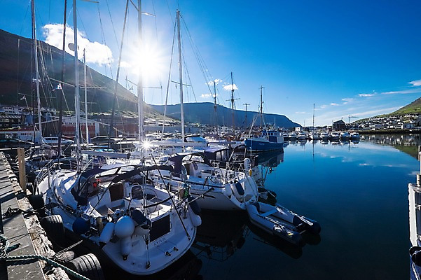 포토 JPG 주간 해외풍경 자연 하늘 풍경 사람없음 야외 햇빛 반사 항구 페로제도 보르도이섬 국내포토 자연요소 해외 섬 교통시설 덴마크 태양 생태계 파일형식
