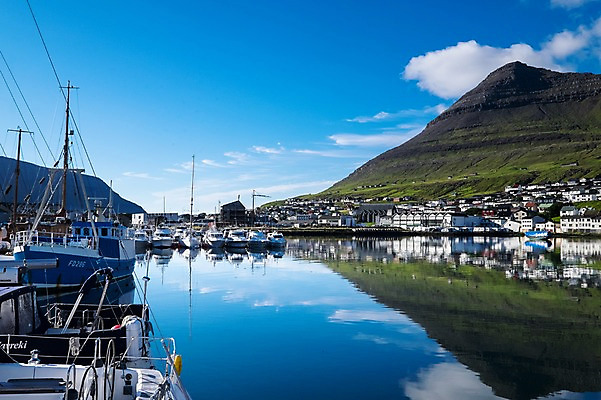 포토 JPG 주간 구름 해외풍경 자연 하늘 산 풍경 사람없음 야외 물 반사 항구 맑음 페로제도 보르도이섬 국내포토 자연요소 해외 섬 교통시설 날씨 덴마크 생태계 파일형식