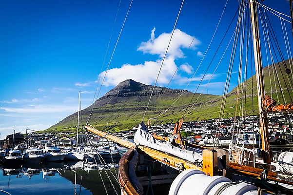 포토 JPG 주간 해외풍경 자연 하늘 산 풍경 사람없음 야외 반사 항구 맑음 페로제도 보르도이섬 국내포토 자연요소 해외 섬 교통시설 날씨 덴마크 생태계 파일형식