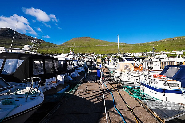 포토 JPG 주간 해외풍경 자연 하늘 산 풍경 사람없음 야외 항구 맑음 페로제도 선박 보르도이섬 국내포토 자연요소 해외 섬 수상교통 교통시설 날씨 덴마크 생태계 파일형식