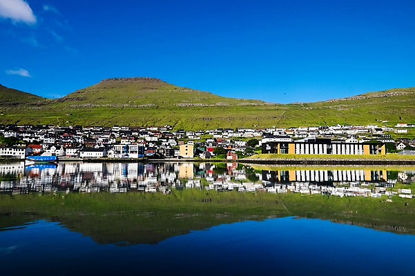 포토 JPG 주간 해외풍경 자연 산 풍경 사람없음 야외 파란색 반사 마을 맑음 페로제도 보르도이섬 국내포토 자연요소 해외 컬러 섬 날씨 덴마크 생태계 파일형식