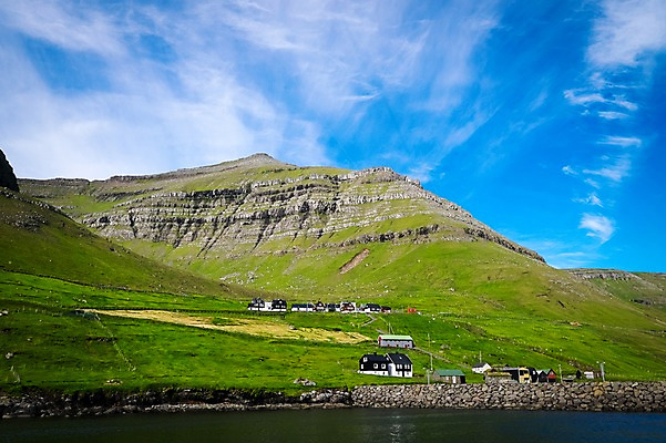 포토 JPG 주간 해외풍경 자연 하늘 산 풍경 사람없음 야외 마을 맑음 페로제도 보르도이섬 국내포토 자연요소 해외 섬 날씨 덴마크 생태계 파일형식