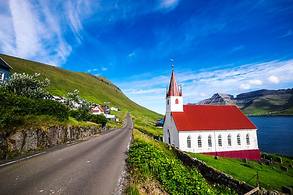 포토 JPG 주간 해외풍경 자연 하늘 풍경 초원 사람없음 야외 성당 맑음 차도 아스팔트 해안도로 페로제도 보르도이섬 국내포토 자연요소 해외 도로 섬 종교건축 날씨 덴마크 생태계 파일형식