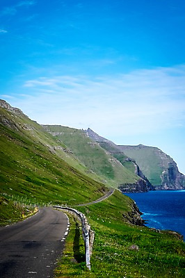 포토 JPG 주간 해외풍경 자연 하늘 산 풍경 사람없음 야외 맑음 차도 아스팔트 포장도로 페로제도 보르도이섬 국내포토 자연요소 해외 도로 섬 날씨 덴마크 생태계 파일형식