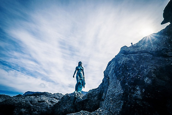 포토 JPG 주간 구름 해외풍경 자연 하늘 풍경 사람없음 야외 햇빛 동상 바위 페로제도 보르도이섬 국내포토 자연요소 해외 섬 덴마크 태양 조형물 돌_바위 생태계 기념물 파일형식