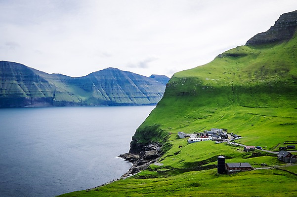 포토 JPG 주간 해외풍경 바다 자연 풍경 초원 사람없음 야외 마을 물가 언덕 페로제도 보르도이섬 국내포토 자연요소 해외 섬 덴마크 생태계 파일형식