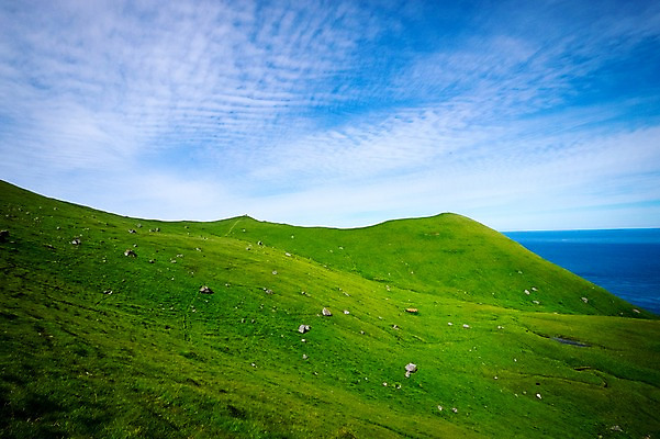 포토 JPG 주간 해외풍경 바다 자연 하늘 풍경 초원 사람없음 야외 맑음 언덕 양털구름 페로제도 보르도이섬 국내포토 자연요소 해외 섬 날씨 덴마크 생태계 파일형식 구름_자연