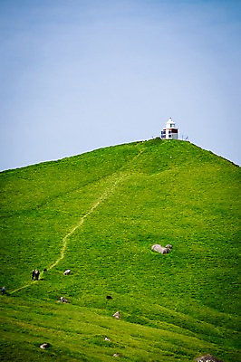 포토 JPG 주간 해외풍경 자연 하늘 등대 풍경 초원 사람없음 야외 언덕 페로제도 보르도이섬 국내포토 자연요소 해외 섬 덴마크 생태계 파일형식