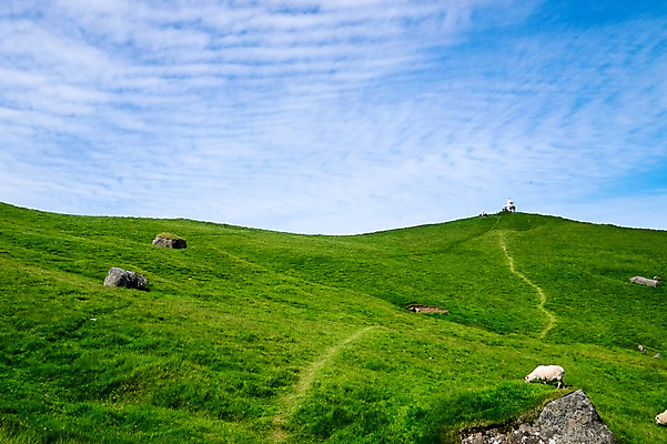 포토 JPG 주간 해외풍경 자연 풍경 초원 사람없음 야외 맑음 언덕 새털구름 언덕길 페로제도 보르도이섬 국내포토 자연요소 해외 길 섬 날씨 덴마크 생태계 파일형식 구름_자연