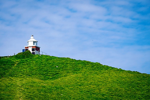 포토 JPG 주간 구름 해외풍경 자연 하늘 등대 풍경 초원 사람없음 야외 언덕 페로제도 보르도이섬 국내포토 자연요소 해외 섬 덴마크 생태계 파일형식